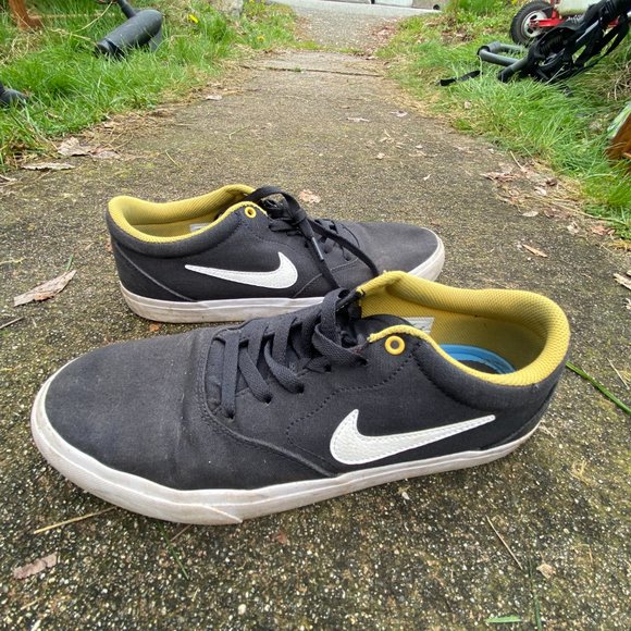 Nike shoes - Picture 1 of 3